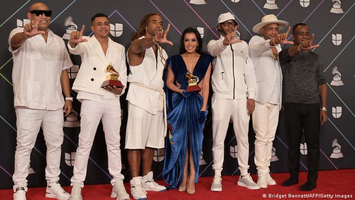 Foto de los ganadores al premio canción del año del Latin Grammy