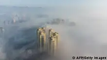 中国多地雾蒙蒙：安徽发红色预警 能见度低于50米 