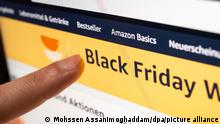18.11.2021 Eine Person schaut sich die Black Friday Angebote auf der Online-Shopping-Seite von Amazon auf seinem Tablet-Computer an. (zu dpa „Trotz Lieferengpässen: Black Friday lockt Schnäppchenjäger“)