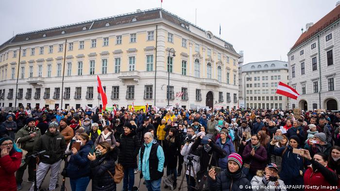Des opposants au vaccin ont manfesté à Vienne, le 14 novembre, après l'annonce d'un confinement uniquement pour les non vaccinés.