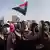 يطالب المتظاهرون بالعودة إلى المسار المدني الديمقراطي للبلاد، ووقف استئثار قادة الجيش بالسلطة
