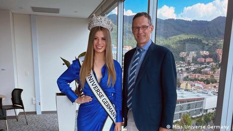 Miss Universe Germany 2021, Hannah Seifer y Peter Ptassek, embajador de Alemania en Colombia, aquí en la sede de la embajada en Bogotá