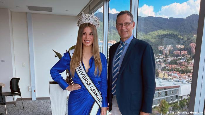 Miss Universe Germany 2021, Hannah Seifer y Peter Ptassek, embajador de Alemania en Colombia, aquí en la sede de la embajada en Bogotá