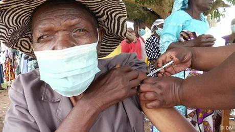 Едва 7 процента от африканците са ваксинирани но броят на