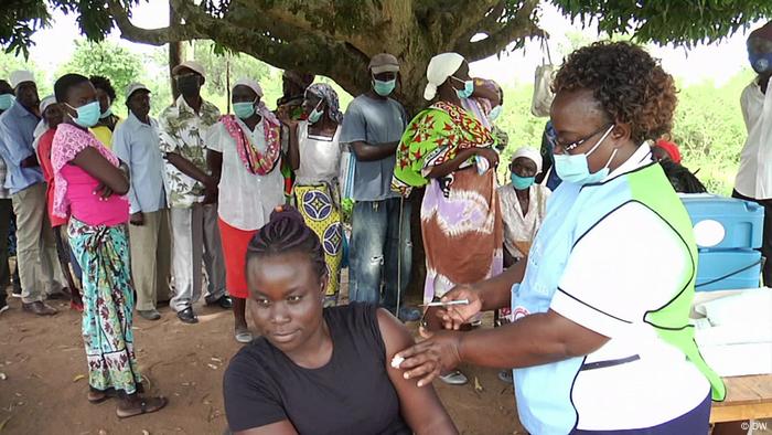 Kenya'nın batısında yer alan Siaya kentinde organize edilen aşı kampanyası (19.11.2021)