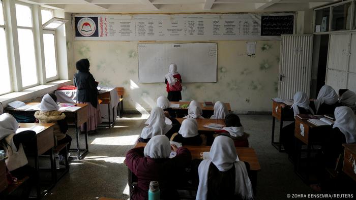 Afghanistan Mädchen und Frauen wollen unbedingt wieder zum Unterricht 