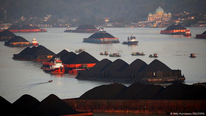 Kohlefrachter stehen auf dem Fluss Mahakam bei Samarinda Schlange