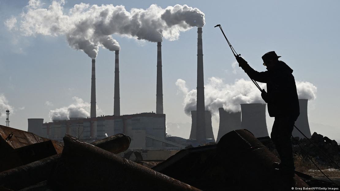 Çin'in Hebei eyaletinin Zhangjiakou kentindeki bir termik santral. Ön planda santral yakınlarında çalışan bir işçi görülüyor Çin'in Hebei eyaletinin Zhangjiakou kentindeki bir termik santral. Ön planda santral yakınlarında çalışan bir işçi görülüyor