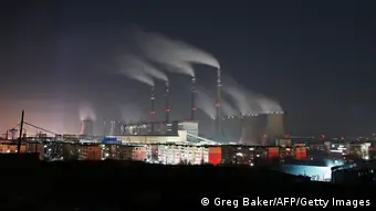 继续依靠便宜煤电的中国经济，是否会在面对大举转向绿色新能源的欧洲经济时，获得不正当竞争优势？(张家口市一座煤电厂, 2021年11月)