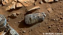 El róver Perseverance perfora una roca marciana para analizar y buscar signos de antigua vida microbiana. 
