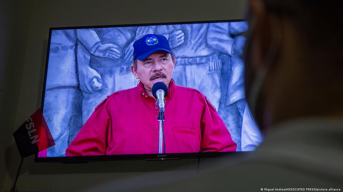 Daniel Ortega visto em tela de TV