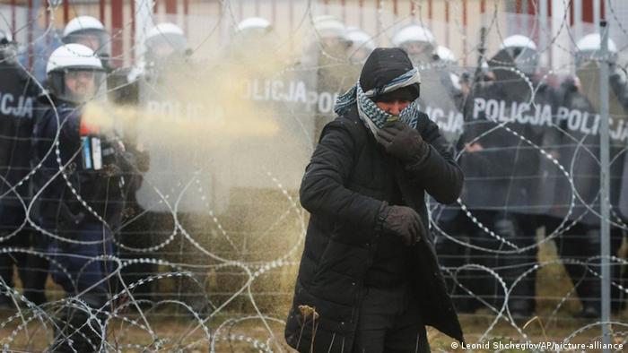 Польские силовики применяют слезоточивый газ для разгона мигрантов (фото из архива)