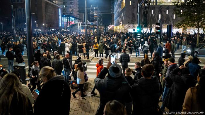 Korona önlemlerini protesto için düzenlenen gösteri şiddet olayları ile sona erdi