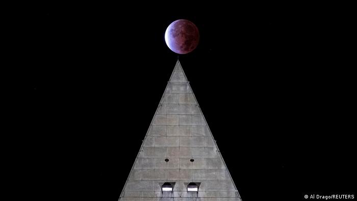Се чини како црвено обоеното небесно тело да лебди над пирамидалниот врв на споменикот на Џорџ Вашингтон во главниот град на САД. Делумното помрачување на Месечината предизвикува таа да зрачи во темно црвена до виолетова боја и затоа овој небесен феномен го носи името крвава Месечина. Ова беше најдолгото делумно затемнување на Месечината во последните 580 години.