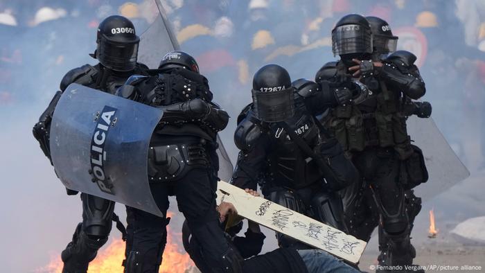 Foto de policías que detienen a una persona durante las protestas de 2021 en Colombia.