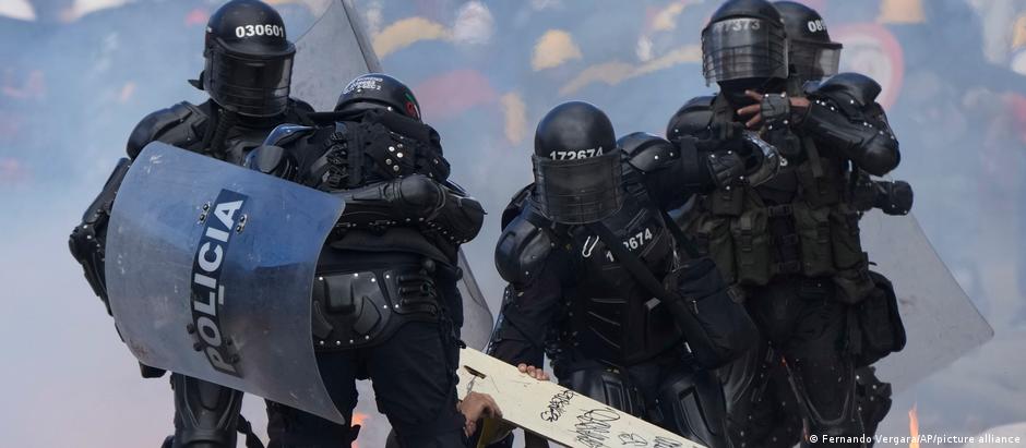 Miembros del Escuadrón Móvil Antidisturbios (ESMAD) de la Policía de Colombia