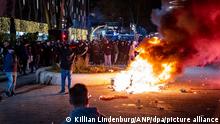 Rotterdam'daki korona gösterisinde polis uyarı ateşi açtı