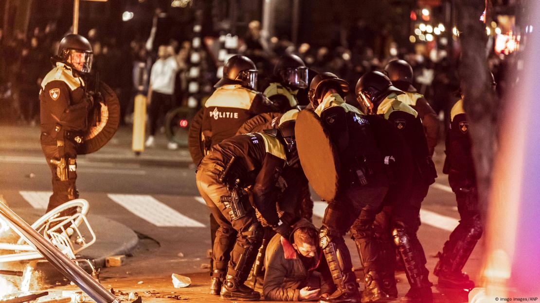 Protesto contra medidas antipandemia nas ruas de Roterdã, na Holanda