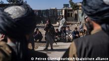Taliban-Kämpfer sichern das Gebiet nach der Explosion einer Bombe an einem Straßenrand. Die Bombe explodierte auf einer belebten Straße in der afghanischen Hauptstadt und verletzte zwei Menschen, so die Polizei. +++ dpa-Bildfunk +++