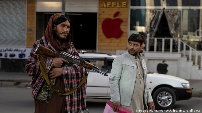 喀布尔一检查站的塔利班士兵