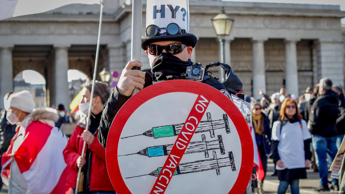 Manifestante segura placa contra a vacinação