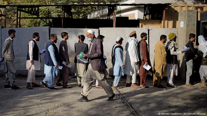 Afghanistan Kabul | Menschen warten vor Passamt 