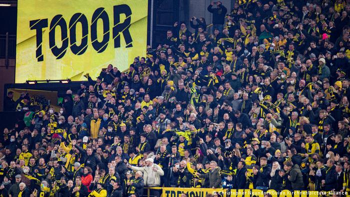 Suporter Dortmund di tribun selatan merayakan gol ke gawang Stuttgart