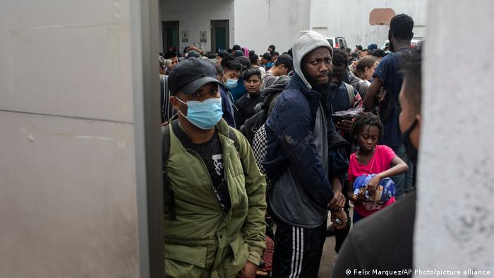 Foto de personas migrantes irregulares que fueron encontradas en México.