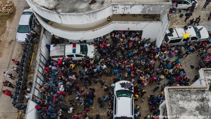Mexico, Veracruz, camiones con migrantes.