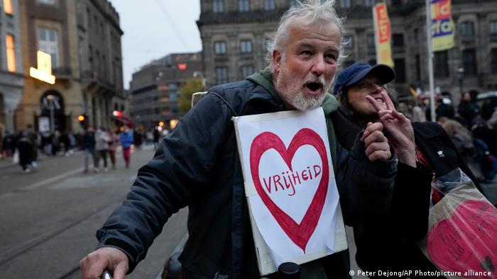 Freiheit fordert ein Demonstrant in Amsterdam 