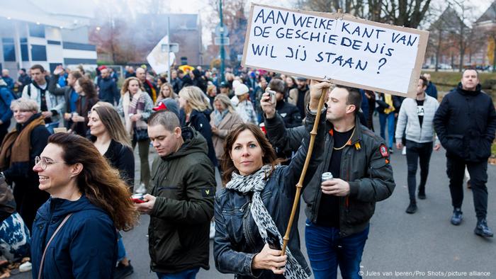 Protesto na cidade holandesa de Breda. País vem sendo palco de manifestações após governo voltar a impor restrições