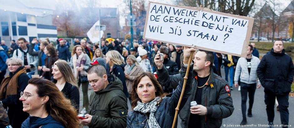 Protesto na cidade holandesa de Breda. País vem sendo palco de manifestações após governo voltar a impor restrições