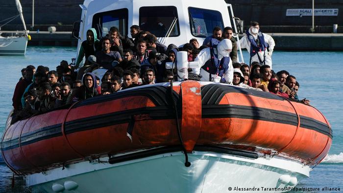 إيطاليا مهاجرون يصلون إلى ميناء رونكيلا جونيكا (أرشيف)