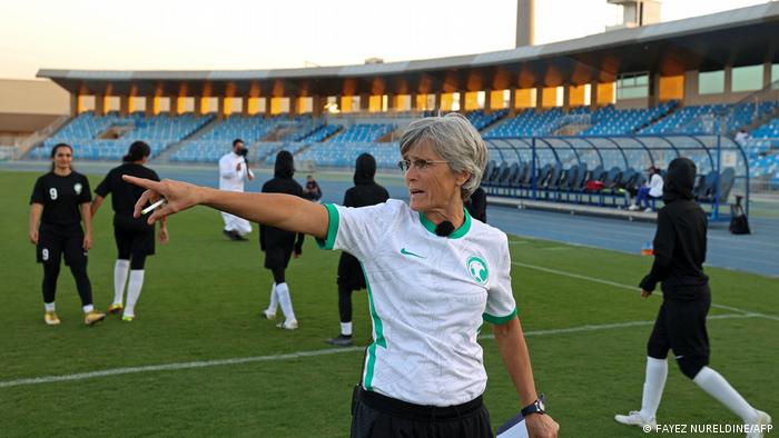 Saudi Arabien Riad | Fußball: Training des Frauen Nationalteams Saudi Arabiens - Trainerin Monika Staab