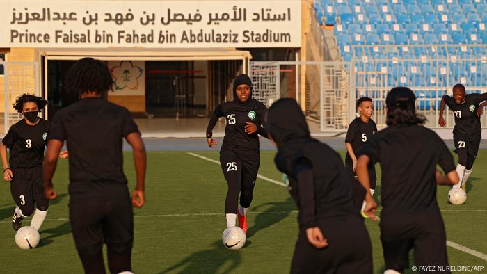 Saudi Arabien Riad | Fußball: Training des Frauen Nationalteams Saudi Arabiens Saudi Arabien Riad | Fußball: Training des Frauen Nationalteams Saudi Arabiens