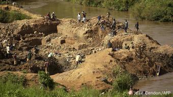Image datée du 26 mai 2006 montrant des mineurs artisanaux à la recherche d'or en Ituri
