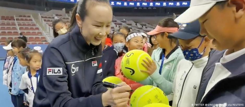 Primeira imagem credível em semanas de Peng Shuai: a tenista distribuiu autógrafos num torneio infantil em Pequim