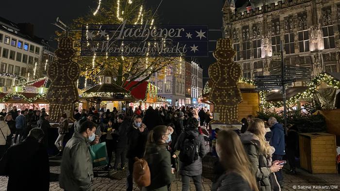 Visiteurs au marché de Noël de la ville d'Aix-la-Chapelle, Allemagne