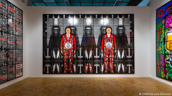Großes Kunstwerk von Gilbert & George zeigt zwei Konterfeis der Künstler.