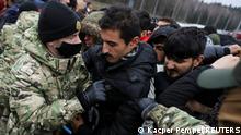 Migranten an der polnischen Grenze werden von Soldaten zurückgedrängt 