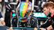 Lewis Hamilton steigt mit einem Helm in Regenbogenfarben in seinen Rennwagen Lewis Hamilton steigt mit einem Helm in Regenbogenfarben in seinen Rennwagen