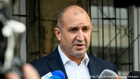 Двойната игра на българския президент който се опитва да балансира