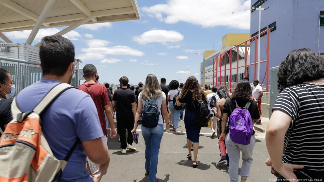 Candidatos chegam para a prova do Enem em Campinas