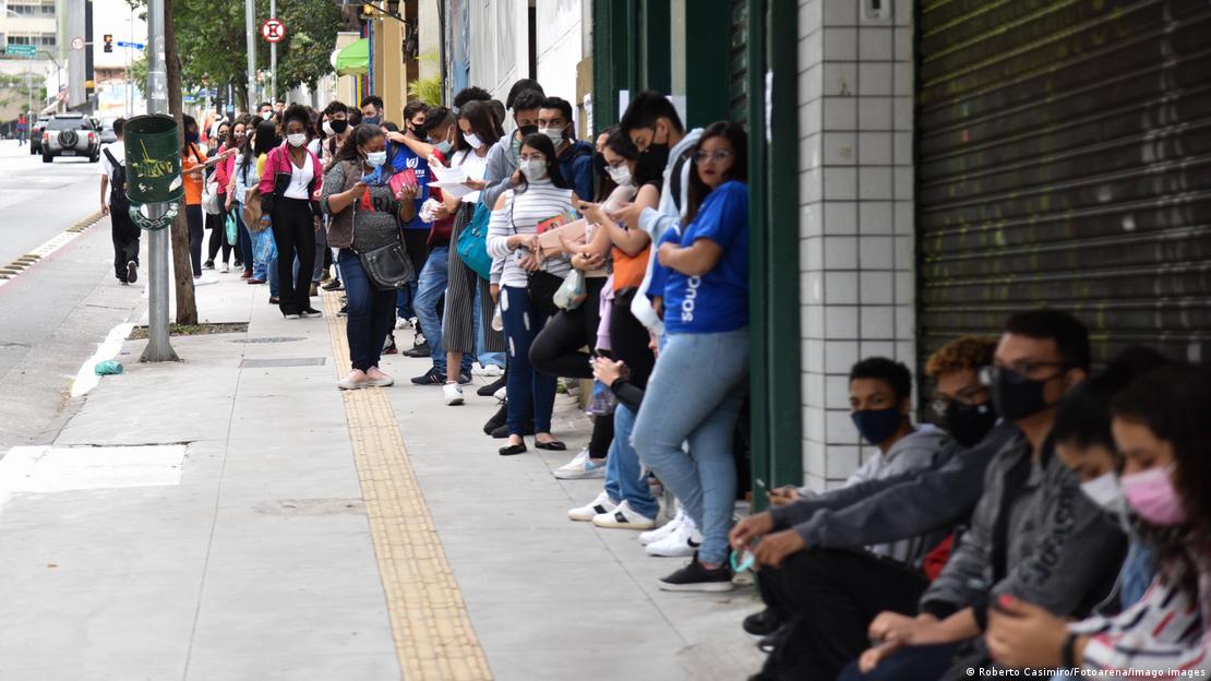 Alunos fazem fila diante da Universidade Mackenzie, em São Paulo, para fazer Exame Nacional do Ensino Médio.