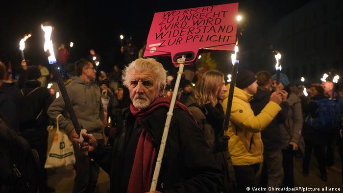 Ein Demonstrant mit einem Schild: Wo Recht zu Unrecht wird, wird Widerstand zur Pflicht