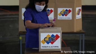 Una mujer vota en un local electoral de Caracas.