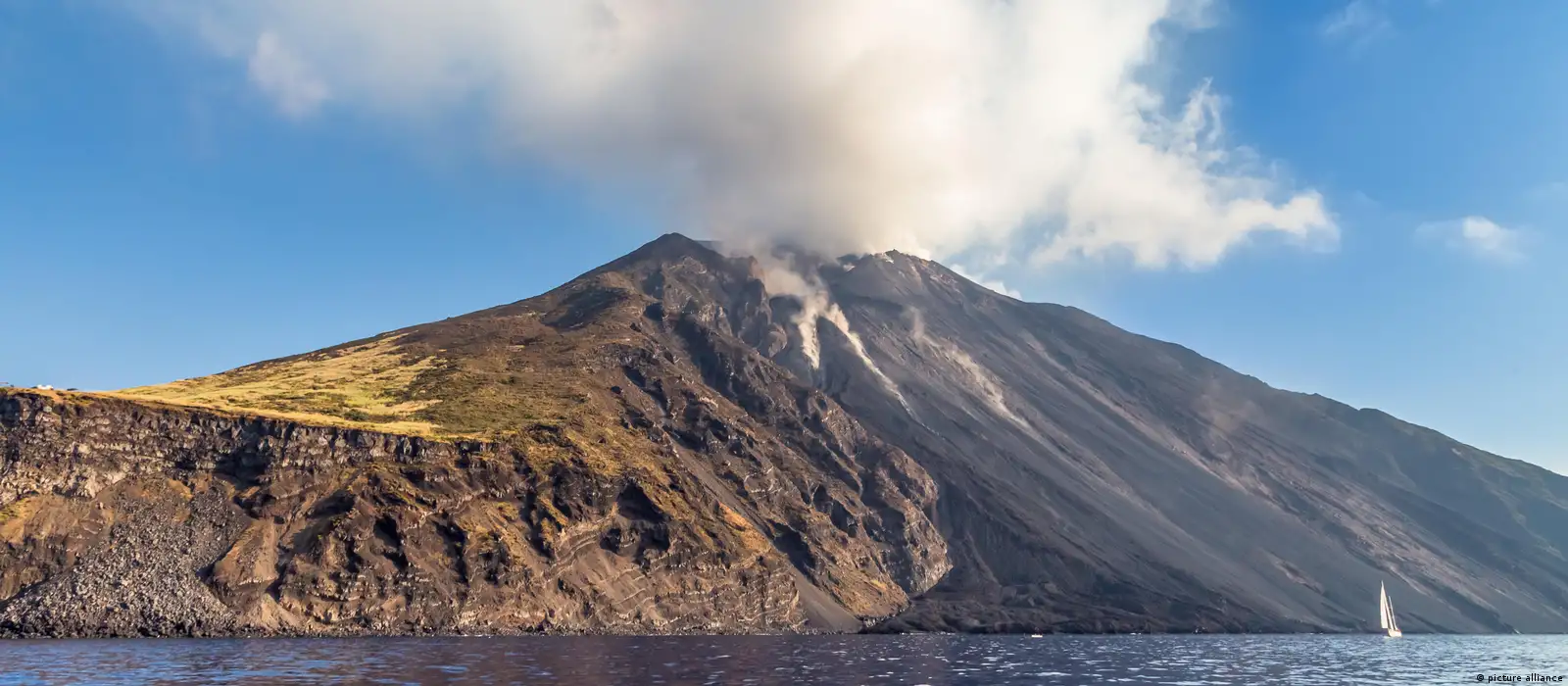 Nueva erupción del volcán Stromboli despierta temor – DW – 05/12/2022, image size:1600x700
