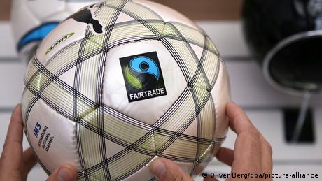 Ein Fairtrade-Fußball mit Fairtrade-Siegel (Quelle: Oliver Berg/dpa/picture-alliance)