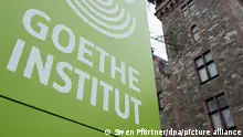 Das Schild Goethe-Institut steht am 10.03.2015 vor dem Gebäude des Instituts in Göttingen (Niedersachsen). Das Goethe-Institut in Göttingen plant, von seinem derzeitigen Standort außerhalb der Innenstadt in ein zentral gelegenes ehemaliges Schulgebäude umzuziehen. Mit dem Umzug will die Einrichtung ihre Präsenz in der Stadt erhöhen. Foto: Swen Pförtner/dpa ++