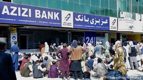 Multidão agrupada diante de banco no Afeganistão 